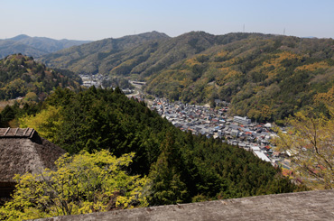 写真：足助の古い町並みを見下ろす