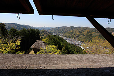 写真：足助の古い町並みを見下ろす